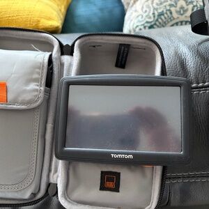 TOM TOM GPS SYSTEM W/CORDS AND CASE